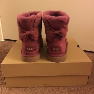 NIB UGG Boots with Bow / Women size 6/ 6.5 / 7 / 8
